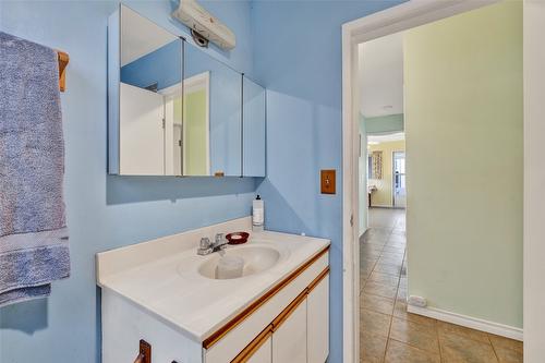 270 Mccurdy Road, Kelowna, BC - Indoor Photo Showing Bathroom