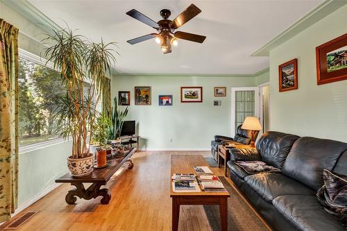 270 Mccurdy Road, Kelowna, BC - Indoor Photo Showing Living Room