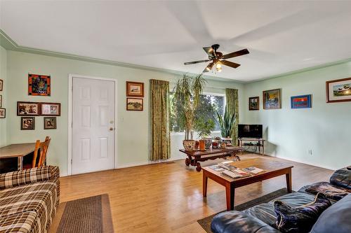 270 Mccurdy Road, Kelowna, BC - Indoor Photo Showing Living Room