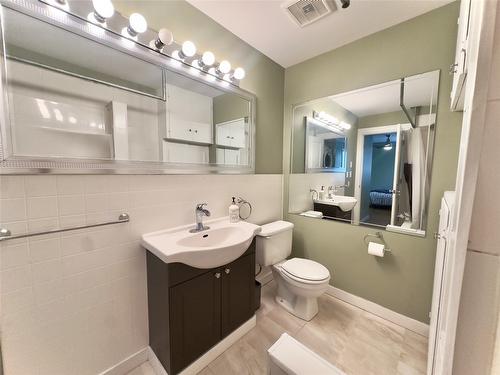 9811 97N Highway, Lake Country, BC - Indoor Photo Showing Bathroom