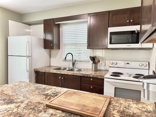 9811 97N Highway, Lake Country, BC - Indoor Photo Showing Kitchen With Double Sink