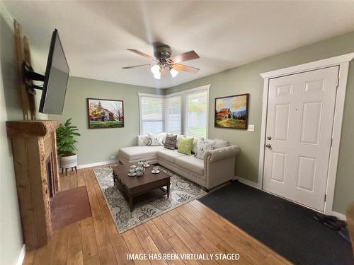 9811 97N Highway, Lake Country, BC - Indoor Photo Showing Living Room