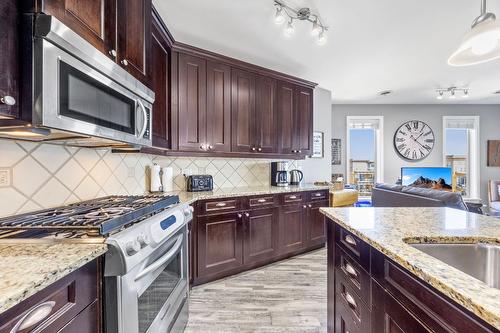 4403-4038 Pritchard Drive, West Kelowna, BC - Indoor Photo Showing Kitchen With Upgraded Kitchen