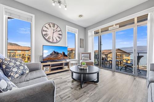 4403-4038 Pritchard Drive, West Kelowna, BC - Indoor Photo Showing Living Room