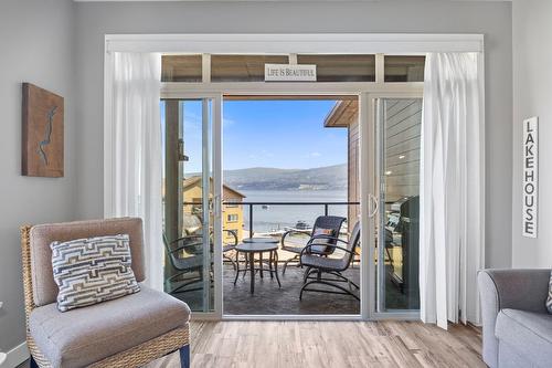 4403-4038 Pritchard Drive, West Kelowna, BC - Indoor Photo Showing Living Room