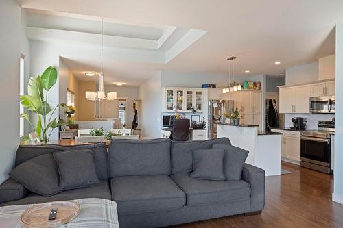 2054 Elkridge Drive, West Kelowna, BC - Indoor Photo Showing Living Room