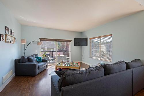 2054 Elkridge Drive, West Kelowna, BC - Indoor Photo Showing Living Room