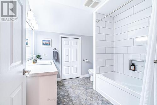 2433 County Road 121 Road, Kawartha Lakes, ON - Indoor Photo Showing Bathroom