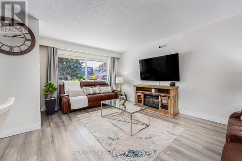 409 Maplewood Drive, Oshawa (O'Neill), ON - Indoor Photo Showing Living Room