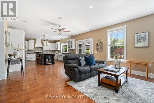 1976 Shelter Valley Road, Alnwick/Haldimand, ON - Indoor Photo Showing Living Room