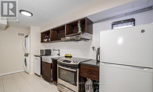 2 Wedgewood Place, Vaughan, ON - Indoor Photo Showing Kitchen