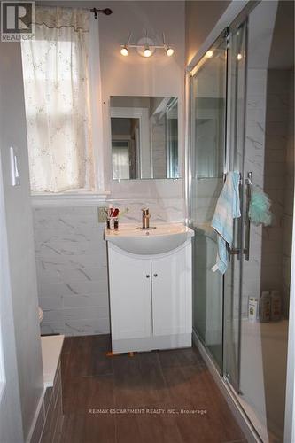 19 Emerald Street N, Hamilton (Landsdale), ON - Indoor Photo Showing Bathroom