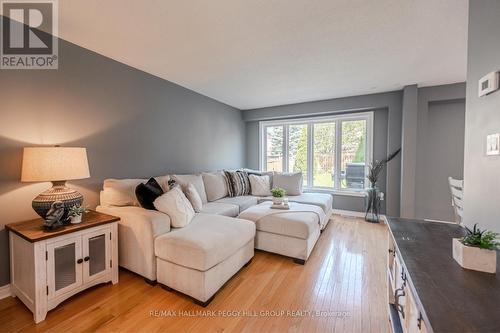 297 Esther Drive, Barrie (Painswick South), ON - Indoor Photo Showing Living Room