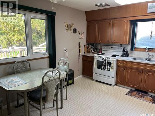 409 Saskatchewan Avenue, Foam Lake, SK - Indoor Photo Showing Kitchen With Double Sink