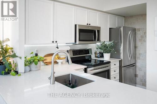 526 - 250 Manitoba Street, Toronto (Mimico), ON - Indoor Photo Showing Kitchen With Stainless Steel Kitchen