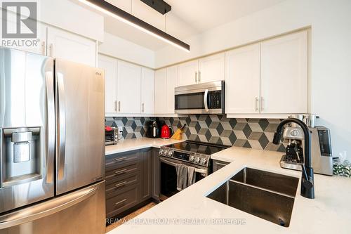 2022 - 35 Hollywood Avenue, Toronto (Willowdale East), ON - Indoor Photo Showing Kitchen With Double Sink