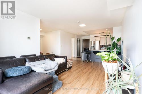 2022 - 35 Hollywood Avenue, Toronto (Willowdale East), ON - Indoor Photo Showing Living Room