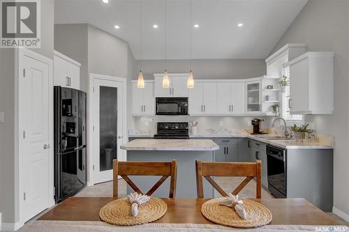 2015 E Ball Road, Regina, SK - Indoor Photo Showing Kitchen