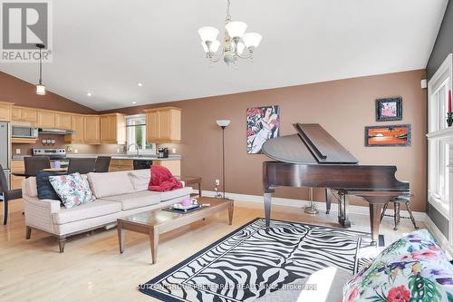 14 - 1625 Attawandaron Road, London, ON - Indoor Photo Showing Living Room