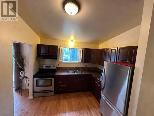 119 Gwillim Crescent, Tumbler Ridge, BC - Indoor Photo Showing Kitchen With Double Sink