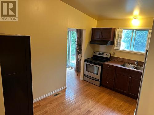 119 Gwillim Crescent, Tumbler Ridge, BC - Indoor Photo Showing Kitchen With Double Sink