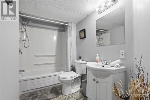 1 Chantilly Gate, Ottawa, ON - Indoor Photo Showing Bathroom