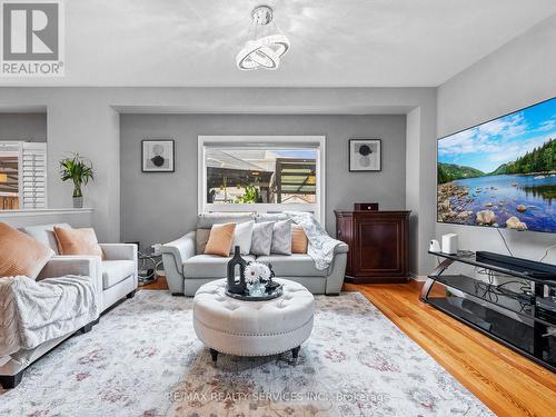 20 Prima Vista Court, Brampton, ON - Indoor Photo Showing Living Room