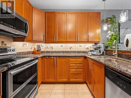 20 Prima Vista Court, Brampton (Fletcher'S Meadow), ON - Indoor Photo Showing Kitchen With Double Sink