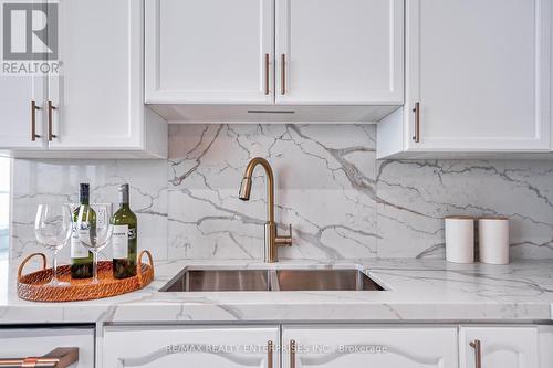 Ph 209 - 208 Enfield Place, Mississauga, ON - Indoor Photo Showing Kitchen