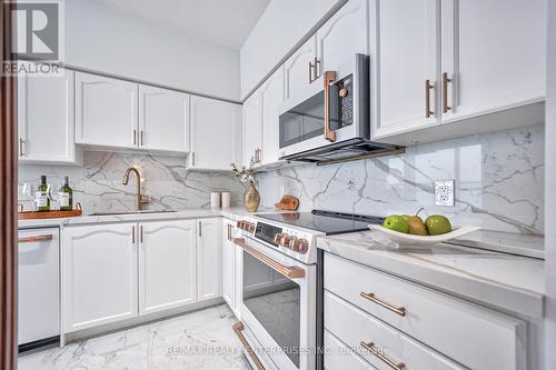 Ph 209 - 208 Enfield Place, Mississauga (City Centre), ON - Indoor Photo Showing Kitchen