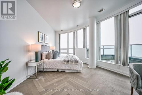 Ph 209 - 208 Enfield Place, Mississauga, ON - Indoor Photo Showing Bedroom