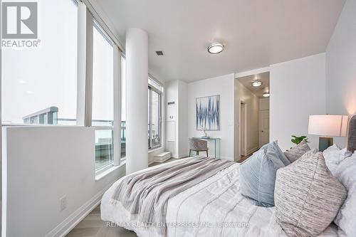 Ph 209 - 208 Enfield Place, Mississauga (City Centre), ON - Indoor Photo Showing Bedroom