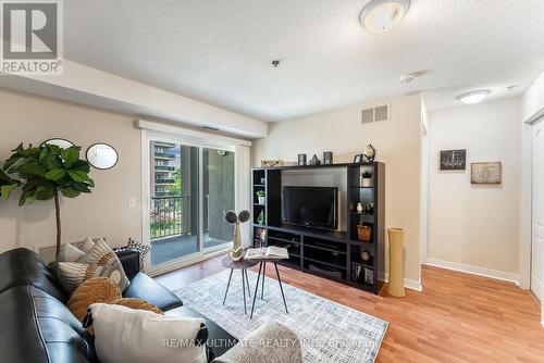 3301 - 4 Dayspring Circle, Brampton (Goreway Drive Corridor), ON - Indoor Photo Showing Living Room