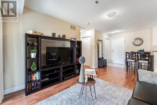 3301 - 4 Dayspring Circle, Brampton (Goreway Drive Corridor), ON - Indoor Photo Showing Living Room