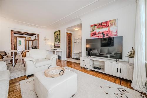 116 Park Row N, Hamilton, ON - Indoor Photo Showing Living Room