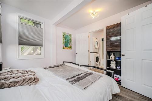 116 Park Row N, Hamilton, ON - Indoor Photo Showing Bedroom