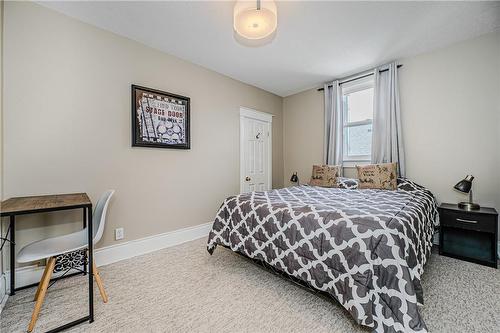 116 Park Row N, Hamilton, ON - Indoor Photo Showing Bedroom