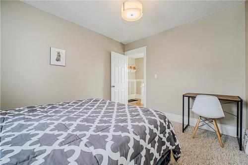 116 Park Row N, Hamilton, ON - Indoor Photo Showing Bedroom