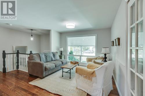 158 Front Street E, Strathroy-Caradoc (Ne), ON - Indoor Photo Showing Living Room