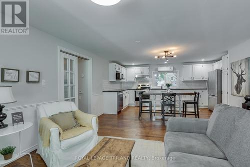 158 Front Street E, Strathroy-Caradoc (Ne), ON - Indoor Photo Showing Living Room