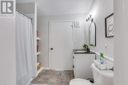 158 Front Street E, Strathroy-Caradoc (Ne), ON - Indoor Photo Showing Bathroom