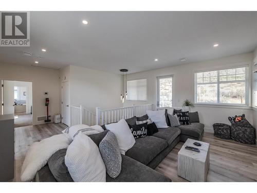 2450 Radio Tower Road Unit# 249, Oliver, BC - Indoor Photo Showing Living Room