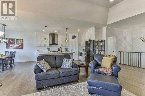 88 Foxborough Place, Thames Centre (Thorndale), ON - Indoor Photo Showing Living Room