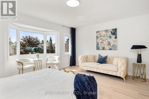 106 Hidden Trail Avenue, Richmond Hill, ON - Indoor Photo Showing Living Room