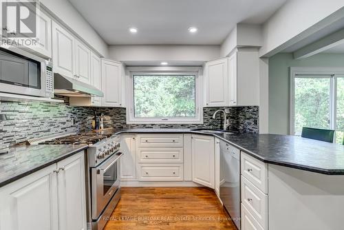 1331 Tyandaga Park Drive, Burlington, ON - Indoor Photo Showing Kitchen With Upgraded Kitchen