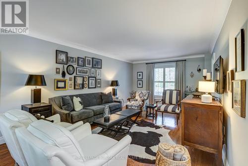 1331 Tyandaga Park Drive, Burlington, ON - Indoor Photo Showing Living Room