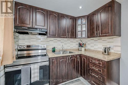 35 Briar Path, Brampton (Avondale), ON - Indoor Photo Showing Kitchen With Double Sink