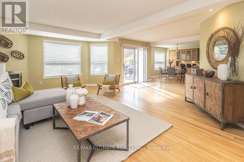 5907 Cornell Crescent, Mississauga, ON - Indoor Photo Showing Living Room