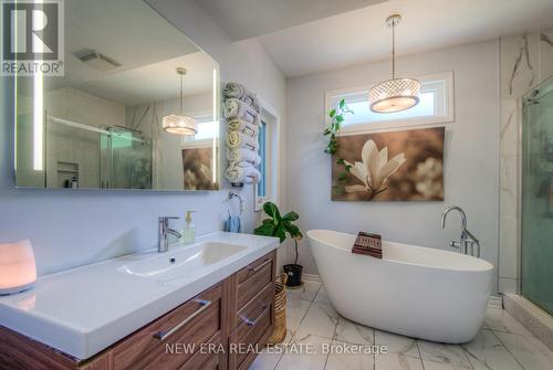 127 Nash Road S, Hamilton, ON - Indoor Photo Showing Bathroom