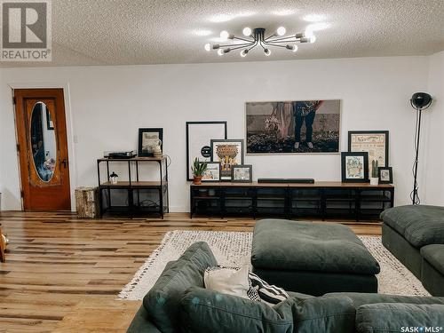 47 2Nd Street, Tompkins, SK - Indoor Photo Showing Living Room